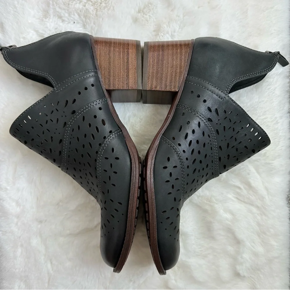 SOFFT‎ NWOT! Women’s Wyoming Leather Ankle Boot Laser Cut Outs Boho Western 8M